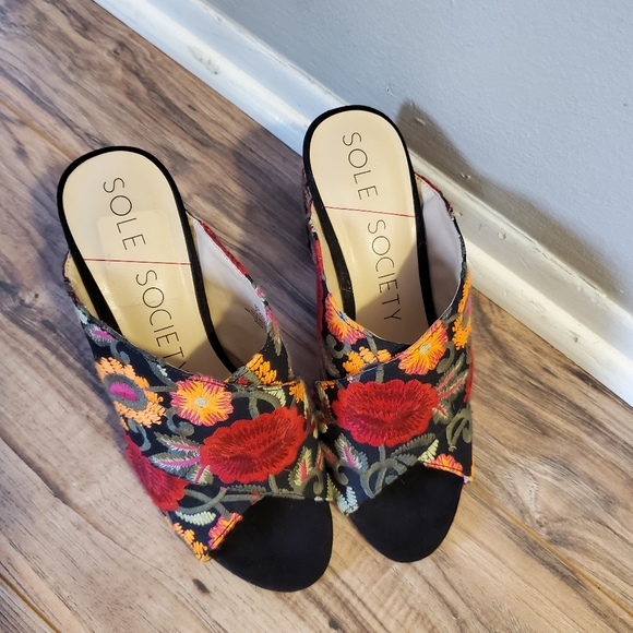 Floral paisley embroidered slip on mules - Picture 4 of 9